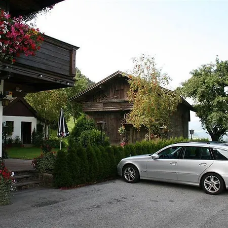 Denggenhof Oda ve Kahvaltı 3*